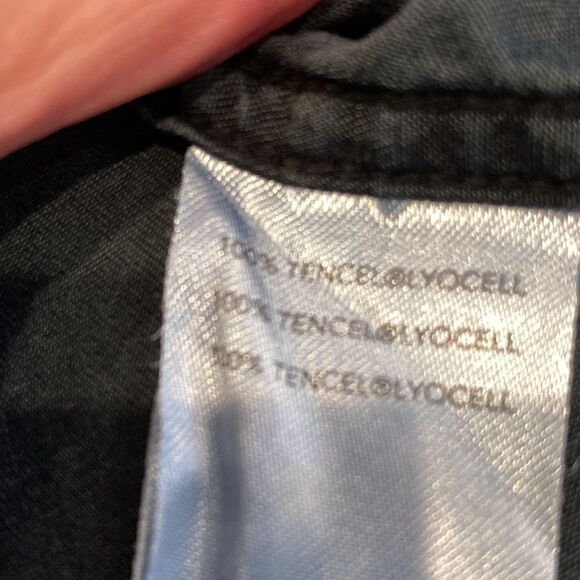 The blue shirt shop third and Sullivan long sleeve crop quarter button tencil XS - Picture 4 of 5